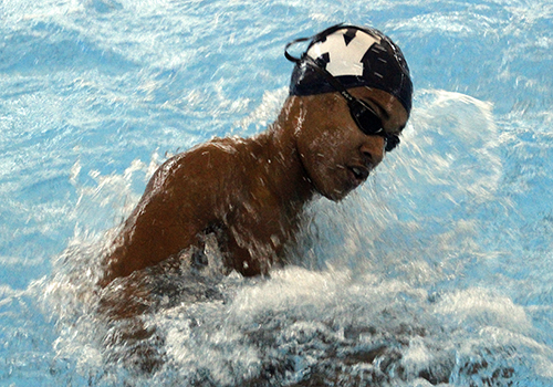 On his last turn of the 100 butterfly, sophomore Amechi Nwaeze pushes off the wall. 