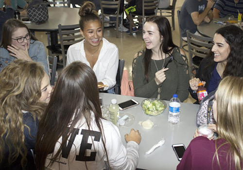 Morgan Scharnhorst, Kayla Morshedi, Lexi Pace and Sara Jimenez Ortiz enjoying their lunch in senior dinning hall.