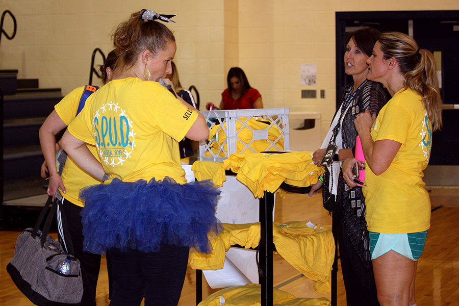  Teachers organize the shirts after the game.