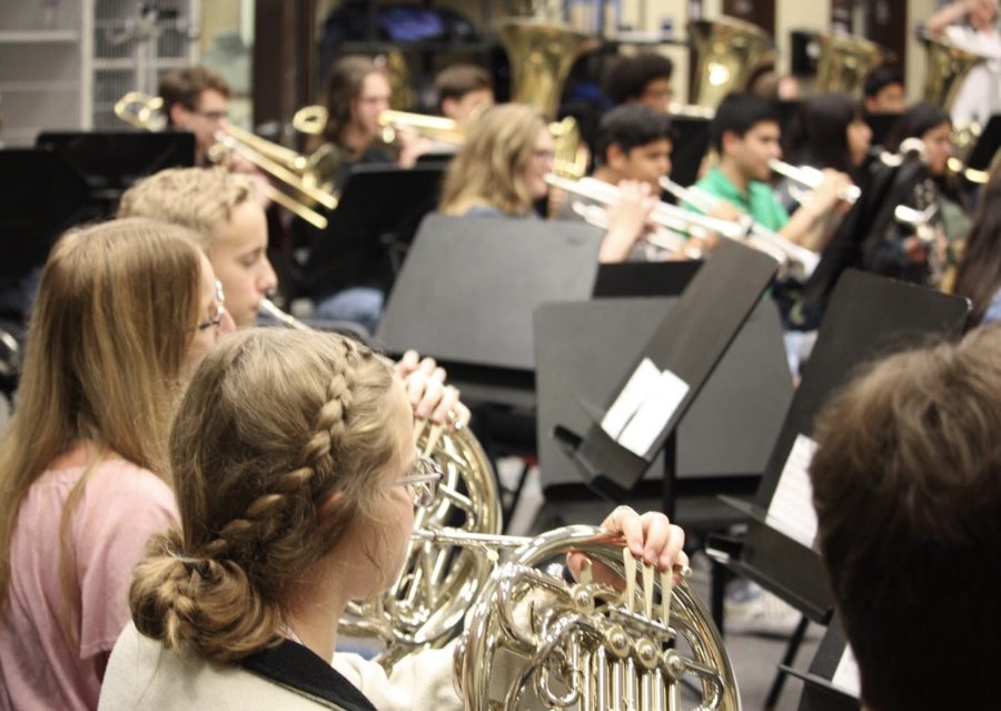 The french horns, trumpets, and trombones play through the fight song.