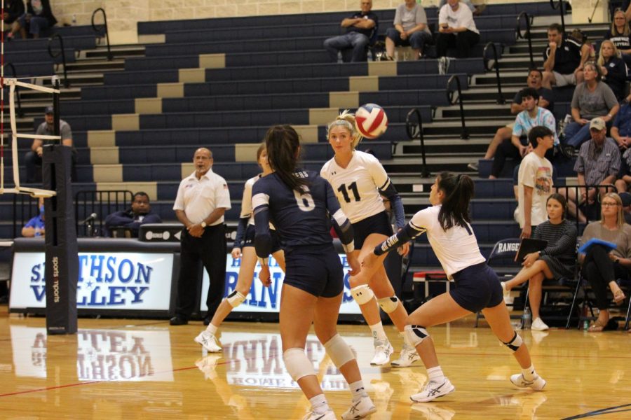 Seniors Alexa Pyle and Jaci Mesa run towards the net to recieve the ball in tehir game against East Central on Sept.28.