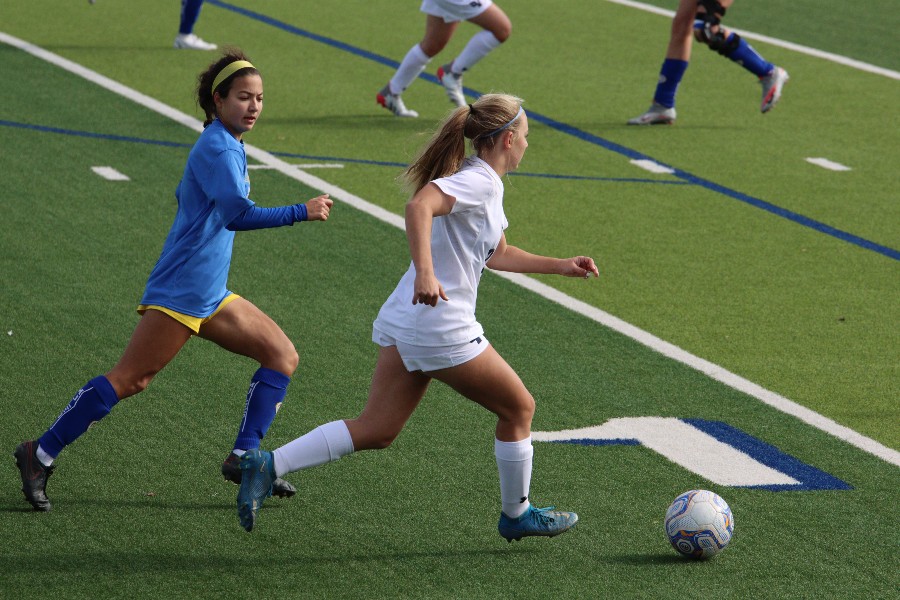 Sophomore Jordan Todd dribbles down the field in a scrimmage against Alamo Heights.
