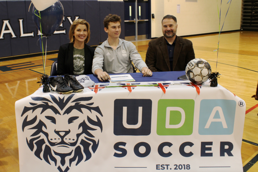 JD+Worley+committed+to+pay+soccer+with+UDA+Soccer+Academy.