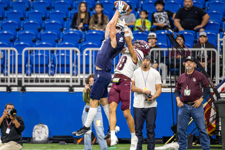 Senior WR Brody day comes up big on a jump ball pass over a flour bluff defender.